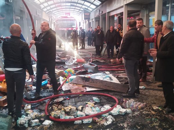 Bursa'da Tarihi Balibey Han Çarşısı’nda korkutan yangın