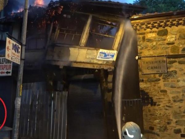 Bursa'da tarihi bir bina alevler içinde çöktü! İtfaiye eri faciadan son anda kurtuldu!