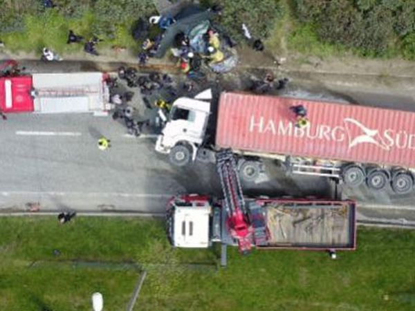 Bursa'da TIR'ın Üzerine Otomobil Devrildi; 1 Ölü, 2 Yaralı