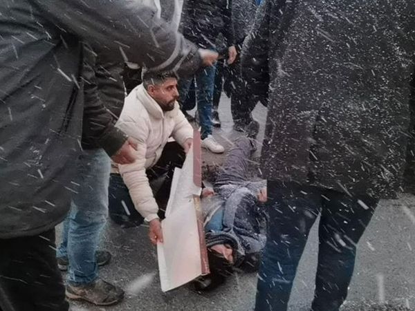 Bursa'da trafik kazası: Yaralıyı kar yağışından kartonla korudular