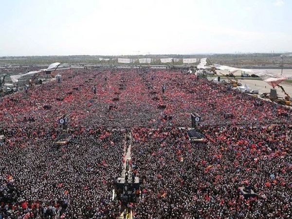 Büyük İstanbul Mitingine Z Kuşağı akın etti: Bu seçim vatan sevgisidir