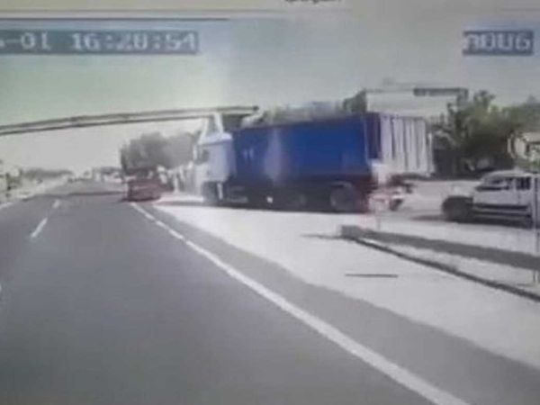 Büyükçekmece D-100'de korkunç kaza: Sürücü direksiyon hakimiyetini kaybetme sonucu durağa girdi ve 2 öğrenci hayatını ka