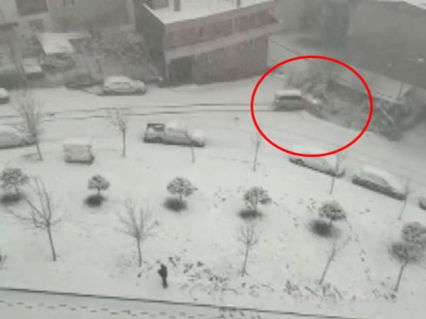 Buzlu Yolda Aracın Bahçeye Düşen Araç Kamerada
