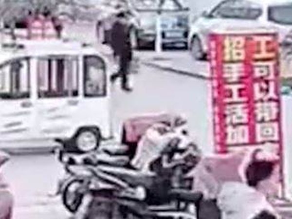 Direği Yalayan Çinlinin Dili Yapıştı