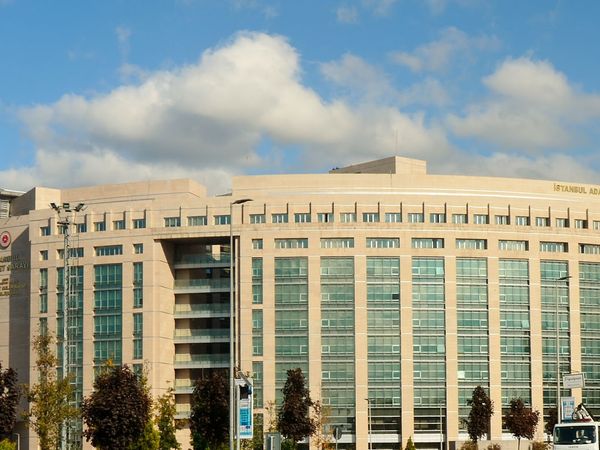 Çağlayan Adliyesi’nde silahlı saldırı: Panik dolu anlar yaşandı!