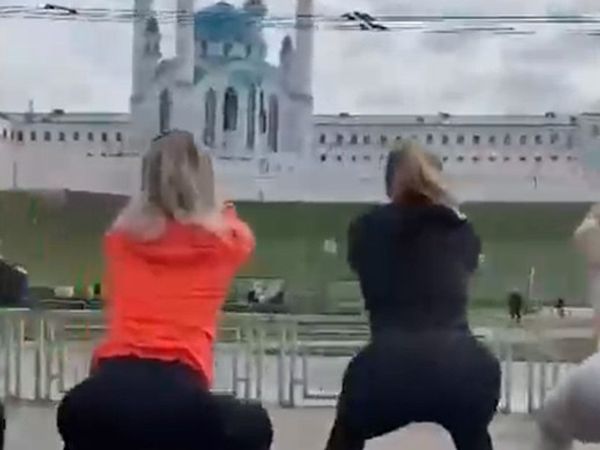 Cami Önünde 'Squat' Yaptılar!
