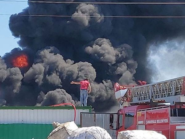 Çanakkale'de Atık Alım Merkezinde Yangın Meydana Geldi