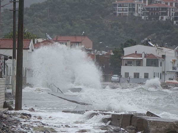 Çanakkale’de Dev Dalgalar Evleri Islattı