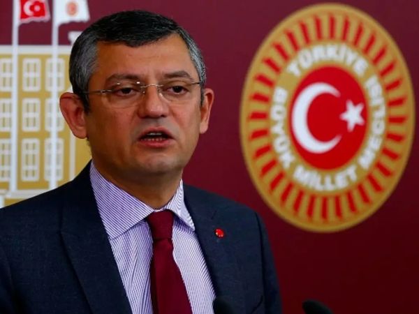 Canlı yayında kaos: Özgür Özel, Deniz Zeyrek’e sert çıktı! “Bir koparsanıza bana kıyamet…”