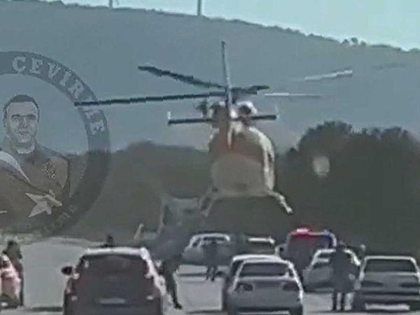 Çeşme otoyoluna inip yolcu alan helikopter kimin? İzmir'de helikopter otoyola indi: O anlar kameralara yansıdı
