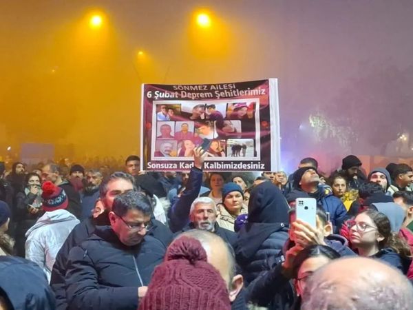 CHP Adayı Lütfü Savaş, Sessiz Yürüyüş’te protesto edildi: “Eli Kanlı Lütfü!”