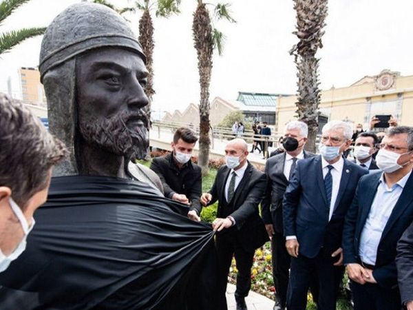 CHP'li İzmir Büyükşehir Belediyesi'nden Çaka Bey Heykeli'nin Açılışını Yaptı