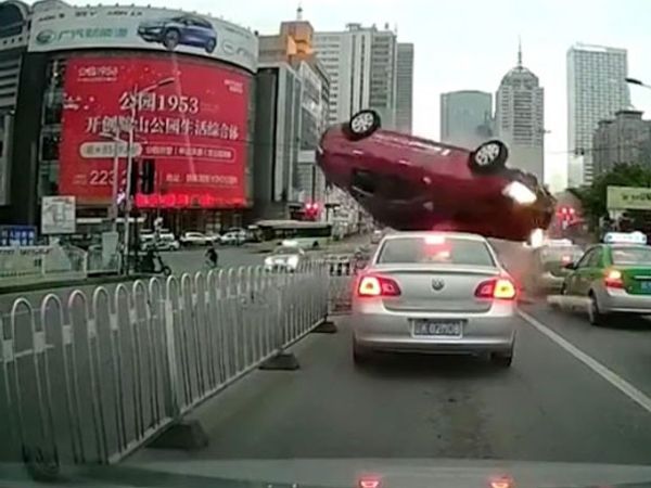 Çin'de Kontrolden Çıkan Araç, Diğer Araçların Üzerine Uçtu