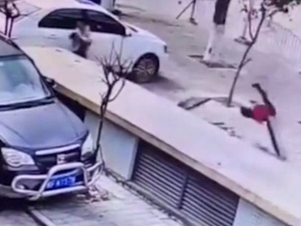 Çin'de Küçük Çocuğun Rögara Torpil Attığı Anlar