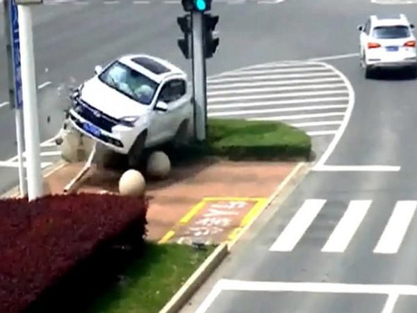 Çin'de Takla Atan Sürücüyü Emniyet Kemeri Kurtardı