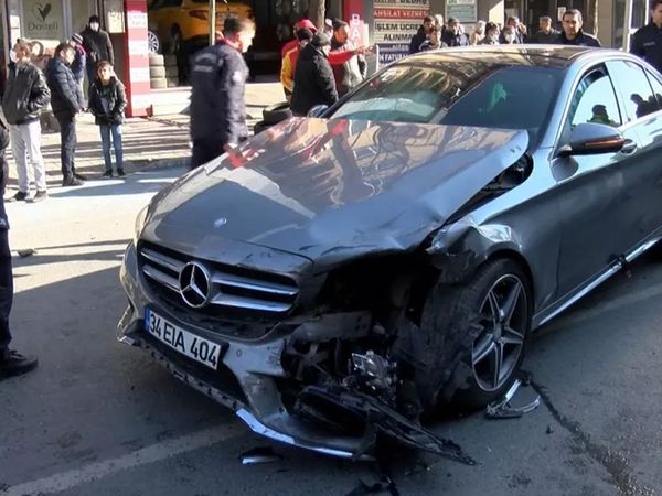 Çocuk Lüks Otomobille Kazaya Karıştı