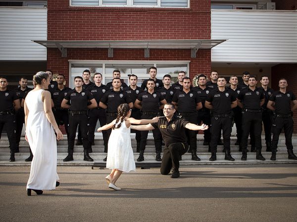 Çocuklardan görev başında olan polis babalarına sürpriz