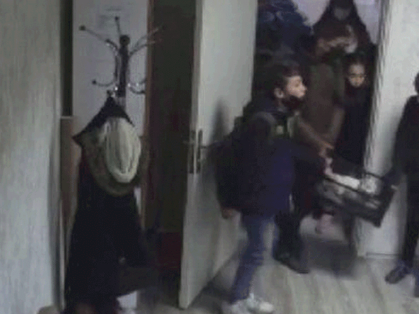 Çocukların Yavru Kediye Yardımı Görenlerin İçini Isıttı