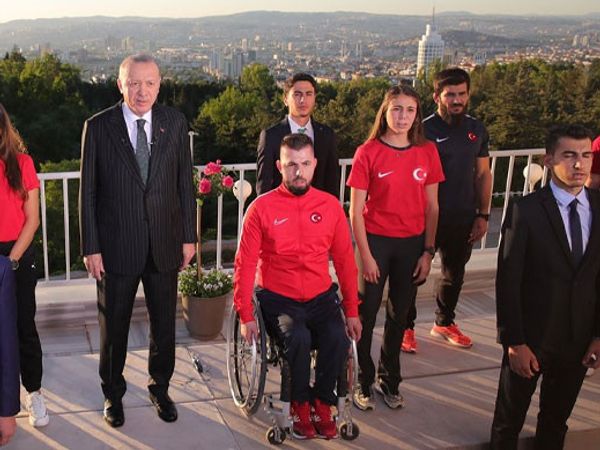 Cumhurbaşkanı Erdoğan Gençlerle Beraber İstiklal Marşı'nı Okudu