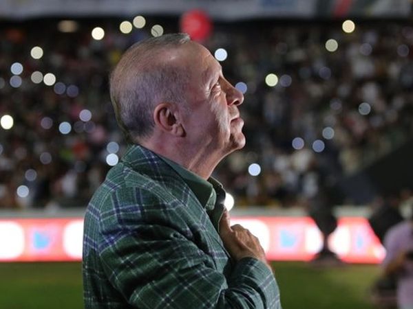 Cumhurbaşkanı Erdoğan, Gençlik Şöleni'nde tribünleri tek tek selamladı
