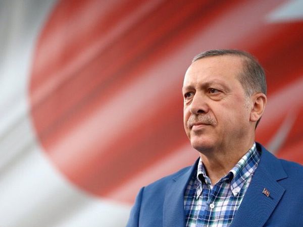 Cumhurbaşkanı Erdoğan Partililerle Birlikte Şakı Söyledi! 'Beraber Yürüdük Biz Bu Yollarda'