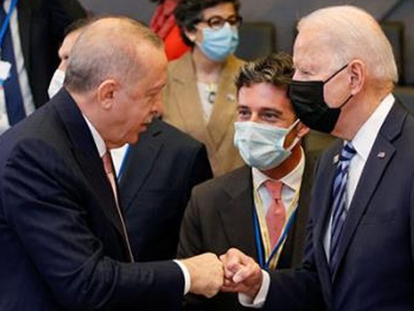 Cumhurbaşkanı Erdoğan ve Joe Biden'ın Tokalaştığı Anı Dış Basın Çarpıtarak Yayınladı