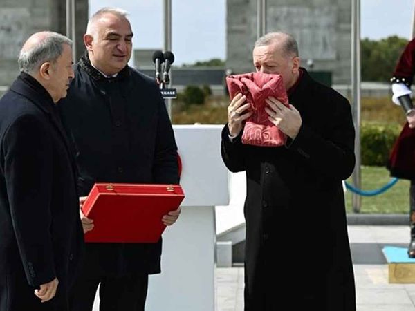 Cumhurbaşkanı Recep Tayyip Erdoğan 129 yıllık Osmanlı Sancağı'nı Milli Savunma Bakanı Hulusi Akar’a teslim etti