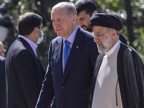 Cumhurbaşkanı Recep Tayyip Erdoğan İran'da! İki lider bir araya gelerek önemli açıklamalarda bulundu