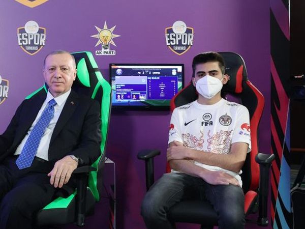 Cumhurbaşkanı Recep Tayyip Erdoğan'dan Genç Sporculara Hediye