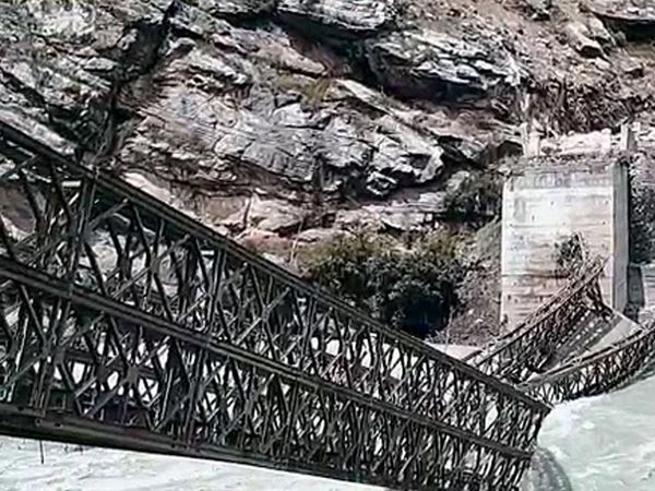 Dağdan Düşen Kayalar Yüzünden 9 Turist Hayatını Kaybetti