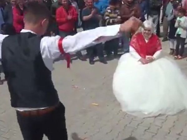 Damadın Dansı Ederken Kendinden Geçti, Sosyal Medya Yıkıldı...