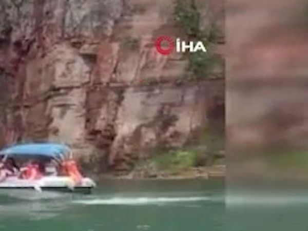 Dehşet Dolu Anlar: Dev Kaya Parçası Turistlerin Üzerine Düştü 7 Kişi Hayatını Kaybetti