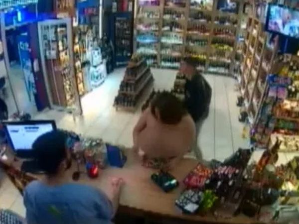 Denizli'de akıllara durgunluk veren olay! Markete çıplak bir şekilde girerek alışveriş yaptı