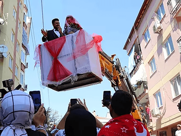 Denizli'de Damat Süslediği Vinçle Gelini Evinden Aldı
