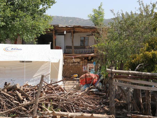 Denizli’de Depremlerin Ardından Çatlaklar Oluşan Ev Boşaltıldı