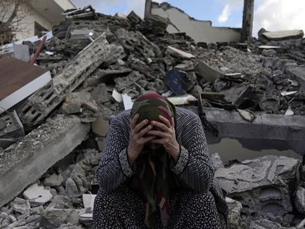 Depremin şiddetini ortaya koyan en net görüntü! Yeryüzü resmen büküldü