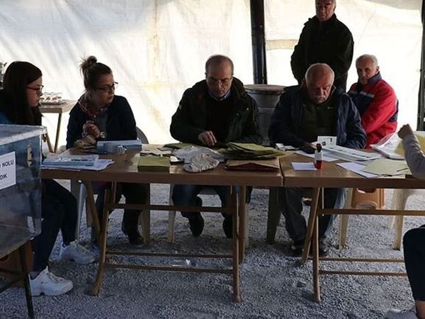 Depremzedeler kurulan konteynerde oylarını kullanıyor