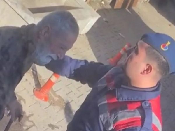 Depremzedeleri karşılayan asker gözyaşlarını tutamadı