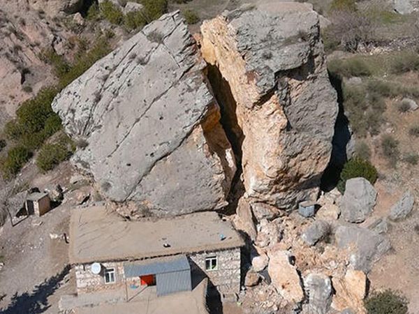 Dev kaya köyün üstüne düştü: Ortadan ikiye ayrıldı