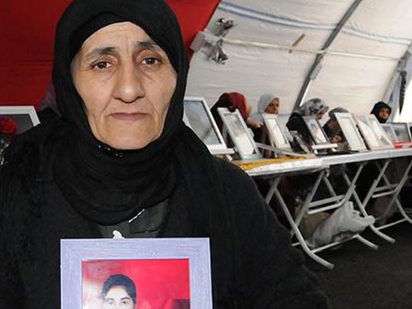 Diyarbakır Annelerinin Evlat Nöbeti Devam Ediyor! 802'inci Gününde Acılı Anne Esmer Koç HDP'ye Seslendi!