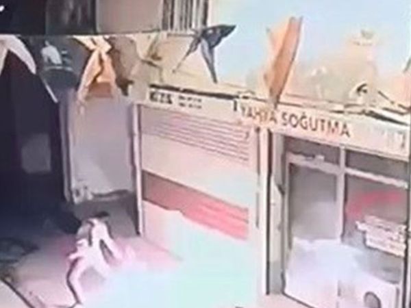 Diyarbakır'da AK Parti binasına Molotof Atıldı!