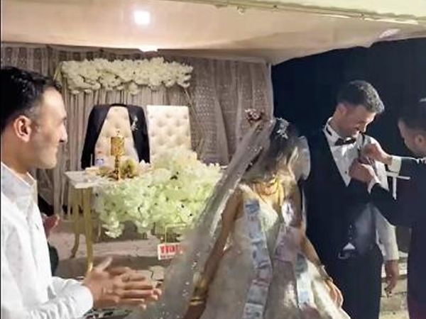 Diyarbakır'da Düğünde Ağabeyinin Kardeşine Taktığı Sanal Para Şaşırttı