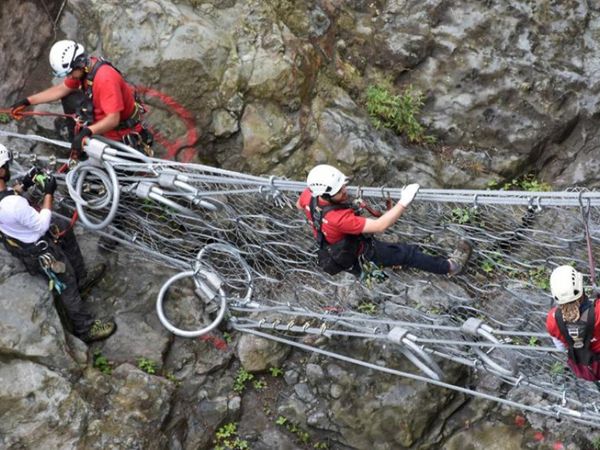 Doğu Karadeniz'de Sel ve Heyelanlara Karşı Moloz Bariyerleri Kurularak Önlem Alınıyor
