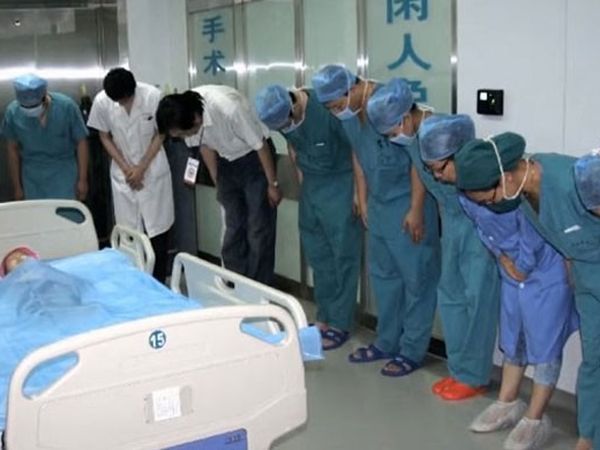 Doktorlar Çocuğun Önünde Başlarını Eğdi