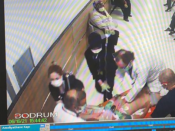 Doktorun Hayat Mücadelesi! Sedyenin  Üzerine Çıkıp Kalp Masajı Yaptı