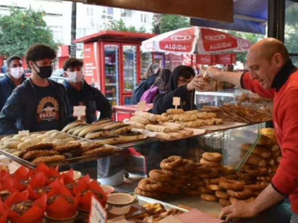 Doların Düşmesine Sevinen Esnaf Bedava Simit ve Poğaça Dağıttı