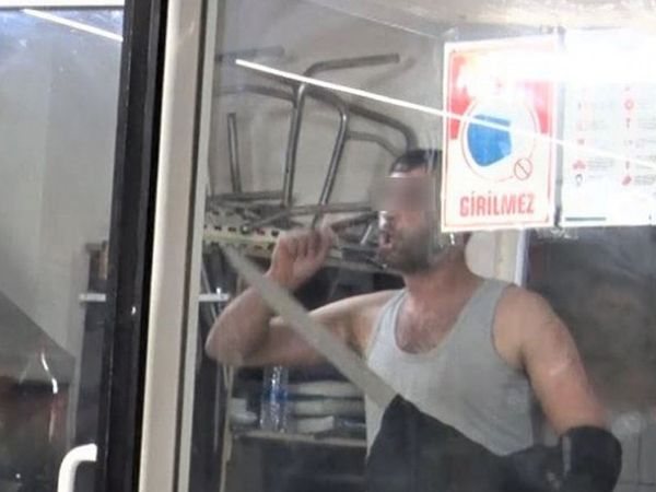 Döner Bıçağıyla Kendini Restorana Kilitleyen Adam Ayağına Savcı İstedi