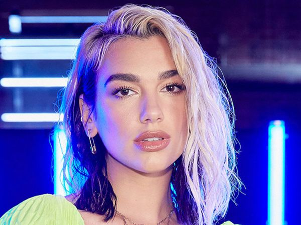 Dua Lipa bikinisi ile nehirde yüzdü
