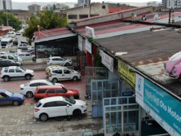 Dükkanın Çatısına Çıkardığı Vosvos'u 15 Yıldır Aşağıya İndirmiyor!