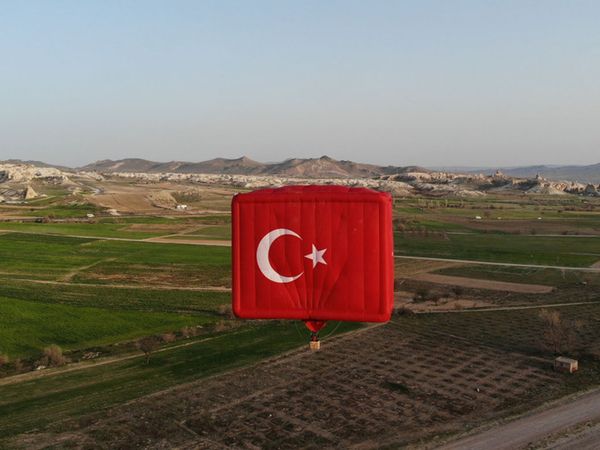 Dünyanın en büyük bayrak figürlü balonu Kapadokya'da göklerde!